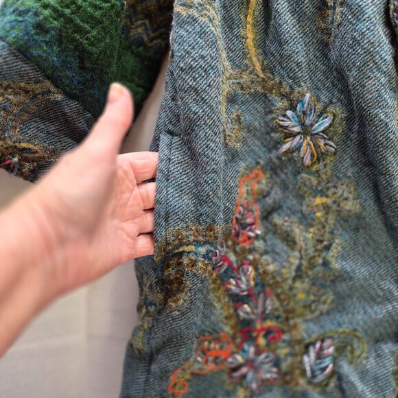 SoftSurrounding Size Med, Open in Front, Shell 100% Wool, Lining 100% Polyester. - Picture 7 of 7